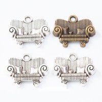 Canapé à accoudoirs roulés en alliage de zinc texturé avec coussins, idéal pour les cadeaux de designers d'intérieur