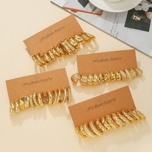 Boucles d'oreilles créoles en forme de C, design géométrique, en acier inoxydable, pour femme, avec cartes, idéales pour les fêtes - Product Image 2