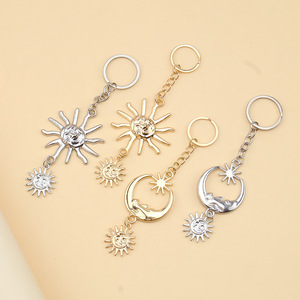 Llavero con colgante de metal de sol y luna, dijes de aleación de zinc, regalo unisex, accesorios decorativos - Product Image 1