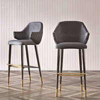 Tabouret de bar haut de gamme en acier inoxydable et cuir avec accoudoirs et pieds en métal doré