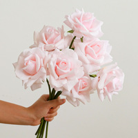 Bouquet de 5 roses artificielles en soie de 25 cm à tige courte pour la Saint-Valentin, les mariages, la décoration florale de la maison et des tables