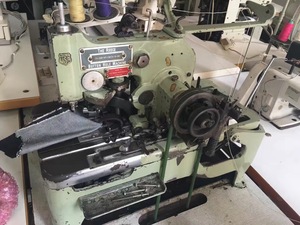 Máquina de Coser Industrial Reece 101 Usada, Máquinas de Coser de Múltiples Agujas <span class=keywords><strong>para</strong></span> la Fabricación de Ropa, Ojales y Botones - Product Image 5