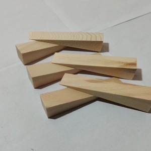 Cuñas Triangulares de Madera de Pino 4x4x8 para Refuerzo de Carga en Contenedores de Exportación, Fáciles de Fijar - Product Image 3