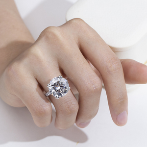 Anillo de compromiso Messi Jewelry MSR-2173 de oro de 18 quilates con tres diamantes de corte redondo, diamantes cultivados en laboratorio, para mujer. - Product Image 2