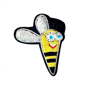 INSIGNIA BORDADA DE SEDA DISEÑO DE ABEJA - Product Image 1