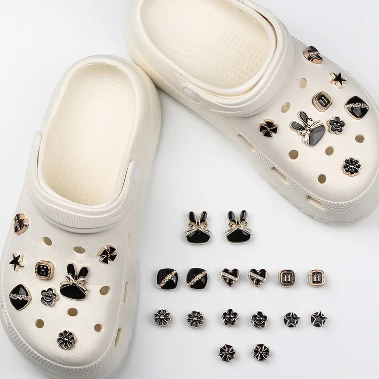 ขายร้อน 16 ชิ้นแฟชั่นDesigner Bling Rhinestone CharmsสีดําDropping Charm Clog CharmsสําหรับสวนClog