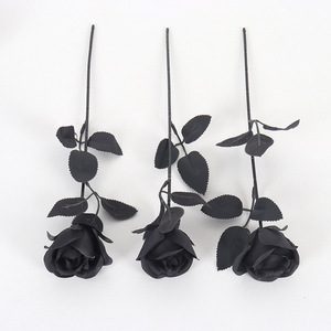 Ramo de Rosas Negras Artificiales para Decoraciones Góticas de Halloween con Detalles Rojos y Blancos en Arreglo de Jarrón - Product Image 4