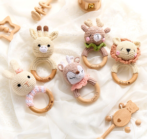 Cadeau de douche de bébé <span class=keywords><strong>personnalisé</strong></span> animal gravé <span class=keywords><strong>hochet</strong></span> au crochet avec nom anneau de <span class=keywords><strong>hochet</strong></span> de bébé en <span class=keywords><strong>bois</strong></span> <span class=keywords><strong>personnalisé</strong></span> - Product Image 2