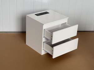 طاولة جانبية خشبية مع محطة شحن، خزانة سرير بدرجين، طاولة ليلية بلوحة محززة، خزانة تخزين لغرفة النوم - Product Image 4