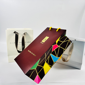 Ensemble de sacs <span class=keywords><strong>en</strong></span> <span class=keywords><strong>papier</strong></span> de luxe personnalisés - Sacs cadeaux géométriques à blocs de couleur et minimalistes avec poignée <span class=keywords><strong>en</strong></span> satin/cordon - Product Image 2