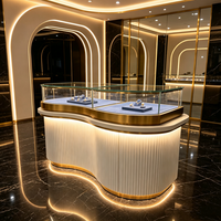 Vitrine à bijoux incurvée moderne, éclairée, en verre, verrouillable, pour boutique