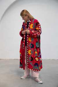 Chaqueta Acolchada Roja Extra Grande para Mujer, Hecha a Medida en Fábrica, Estilo Vintage, Acabado Suzani, Lona de Algodón - Product Image 2