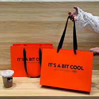 Sac fourre-tout en papier orange uni personnalisé en usine avec motif de lettres imprimé pour la promotion de la marque et l'emballage de cadeaux