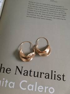 Pendientes <span class=keywords><strong>Fulani</strong></span> de oro de 18 quilates con aros grandes, pendientes minimalistas de latón y acero inoxidable - Product Image 5