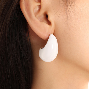 Boucles d'oreilles clous en époxy blanc et or, forme goutte d'eau, design brillant et bombé, bijoux de mode - Product Image 4