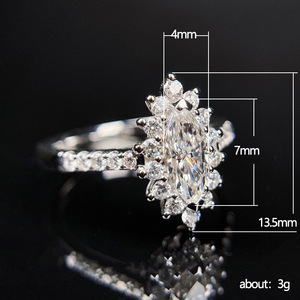 Elegante anello con fiori per donna, design con intarsi scintillanti, gioielli floreali alla moda per tutti i giorni - Product Image 5
