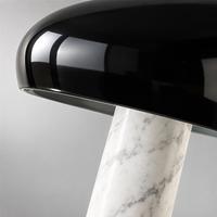 Lampe de table noire moderne avec abat-jour rond brillant et base en pierre blanche inclinée pour chambre à coucher, chevet, salon, bureau, hôtel