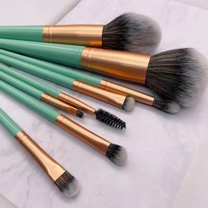 Ensemble de 8 pinceaux de maquillage verts scintillants, poils synthétiques écologiques, manche en bois, kit de pinceaux cosmétiques personnalisés avec étiquette privée - Product Image 1