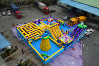 Parc de jeux gonflables géant commercial avec toboggans, parcours d'obstacles, labyrinthe et jeux d'escalade pour enfants, aire de jeux intérieure et extérieure