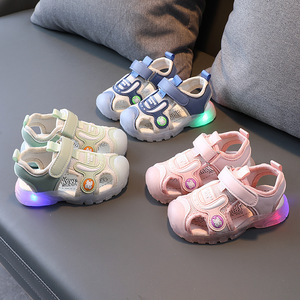 Chaussures de plage décontractées pour enfants, en maille ajourée, avec lumière intégrée, idéales pour l'été - Product Image 1