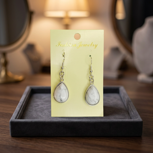 Boucles d'oreilles pendantes en pierre howlite blanche sculptée à la main, forme goutte d'eau, avec crochet argenté, bijoux fantaisie - Product Image 1