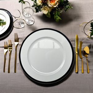 Vente en gros d'assiettes <span class=keywords><strong>de</strong></span> <span class=keywords><strong>présentation</strong></span> en plastique <span class=keywords><strong>blanc</strong></span> à bord noir et or <span class=keywords><strong>de</strong></span> 13 pouces 33cm <span class=keywords><strong>plat</strong></span> <span class=keywords><strong>de</strong></span> service pour le dîner en PET décoratif pour mariage en or <span class=keywords><strong>blanc</strong></span> - Product Image 2