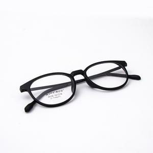<span class=keywords><strong>Occhiali</strong></span> <span class=keywords><strong>da</strong></span> Lettura di Lusso con Montatura Ovale in Titanio Puro Nero, <span class=keywords><strong>Leggeri</strong></span>, con Lenti Graduate e Motivo Stampato Rosa per Uso Quotidiano - Product Image 1