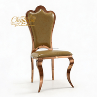 Chaises et tables de luxe en acier inoxydable de qualité supérieure, design moderne, durables, pour hôtels, événements extérieurs et mariages dorés.