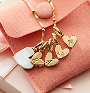 Collar con colgante de corazón grabado personalizado de acero inoxidable con <span class=keywords><strong>cadena</strong></span> de eslabones madre perla de concha <span class=keywords><strong>inicial</strong></span> de oro PVD resistente al agua - Product Image 3