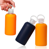 Bouteille d'eau en verre de haute qualité de 500ml avec manchon en silicone et couvercle à poignée Options de personnalisation en gros disponibles