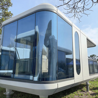 Capsules de glamping de luxe de haute technologie, structure modulaire en acier, pods spatiaux à louer, conception préfabriquée pour des séjours uniques
