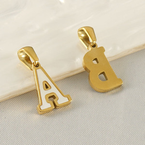 Amuleto con Letra en Forma de Concha |   Colgante de Acero Inoxidable con Baño de Oro PVD de 18K y Letra Inicial de Concha Natural |   Impermeable e Hipoalergénico - Product Image 3