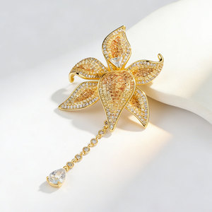 Broche de Flor con Borlas de Cristal CZ Microincrustado, de Aleación de Latón Chapado en Oro de Lujo, Personalizado de Fábrica, de Alta Calidad al por Mayor - Product Image 4