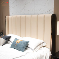Lit double moderne en cuir italien, luxueux, crème, capitonnage vertical, cadre laqué piano, ensemble de chambre haut de gamme sur mesure