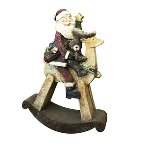 Papai noel de madeira cavando uma cervos natal artesanato folk para decoração