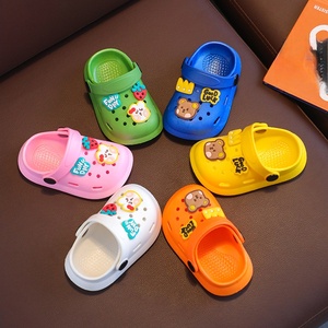 Sabots de plage antidérapants à semelle souple pour enfants, style Crocs, motif <span class=keywords><strong>dessin</strong></span> <span class=keywords><strong>animé</strong></span>, pour garçons et filles, à bout fermé, anti-collision, avec lacets arrière - Product Image 1