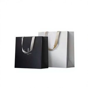 Grand <span class=keywords><strong>sac</strong></span> en papier blanc pour <span class=keywords><strong>sac</strong></span> <span class=keywords><strong>à</strong></span> <span class=keywords><strong>main</strong></span>, <span class=keywords><strong>sac</strong></span> de boutique de vêtements haut de gamme, <span class=keywords><strong>sac</strong></span> cadeau personnalisable haut de gamme, épais, gaufré et estampé <span class=keywords><strong>à</strong></span> chaud - Product Image 1