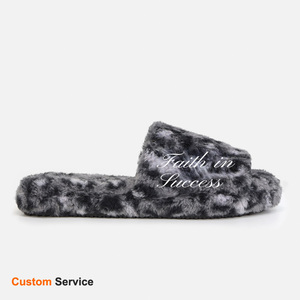 Ciabatte Invernali Personalizzate in Finta Pelliccia Leopardata con Logo Ricamato per <span class=keywords><strong>Uomo</strong></span> - Product Image 1