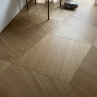 Parquet en bois d'ingénierie à motifs géométriques en chêne blanc, combinaisons irrégulières en forme de tangram, pour un art de l'assemblage.