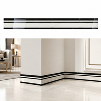 Plinthe en porcelaine à motif clé grecque pour décoration murale intérieure, plinthe en carrelage aspect marbre avec incrustation dorée pour salon