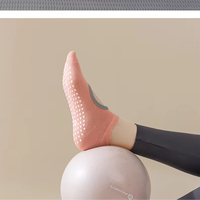 Chaussettes de yoga à brides croisées pour femmes, en tricot doux, respirantes, écologiques, antidérapantes avec picots en silicone, pour Pilates, danse et ballet, plusieurs couleurs unies