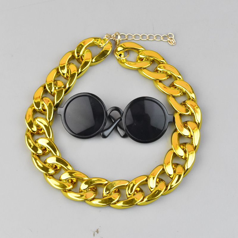 Collar, redondo, plástico negro.