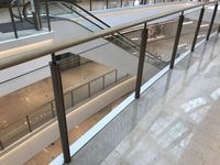 Rampe en verre commercial avec main courante en acier inoxydable et verre trempé fixé par serre-câbles pour les espaces publics intérieurs