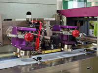 Machine d'emballage flow-pack multifonction à faible coût pour petites entreprises, idéale pour bonbons, chocolats, sucettes et sachets