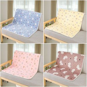 แผ่นรองฝึกสัตว์เลี้ยงกันน้ำกันลื่น แห้งเร็ว ซักได้ ใช้ซ้ำได้ ปักลายสวยงาม สำหรับสุนัขและแมว - Product Image 4