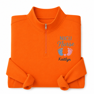 Sweat-shirt personnalisé pour infirmière de soins intensifs néonataux avec empreinte de pied de bébé brodée, doublé, à col montant et fermeture éclair quart, avec nom personnalisé, rose et bleu, pour infirmière néonatale - Product Image 5