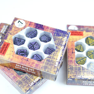 Ensemble de 7 dés polyédriques noirs gravés, fabrication artisanale haut de gamme personnalisable pour le jeu, directement de l'usine - Product Image 2