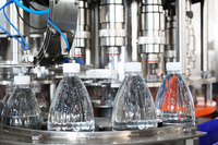 Machine de remplissage automatique de bouteilles PET pour ligne d'embouteillage d'eau minérale pure avec configuration personnalisable