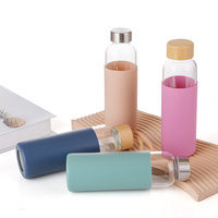 Bouteille d'eau de voyage en verre personnalisée avec manchon en silicone et couvercle en bambou, style classique, écologique pour adultes