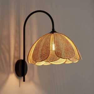 Wabi-sabi stijl handgemaakte rotan wandlamp met bloemenmotief, bamboe geweven wandverlichting - Product Image 3